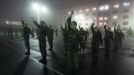 Recruits perform morning exercise at an infantry unit camp based in Kiev October 15, 2012. REUTERS/Gleb Garanich (UKRAINE - Tags: MILITARY) Published: Říj. 15, 2012, 12:38 odp.