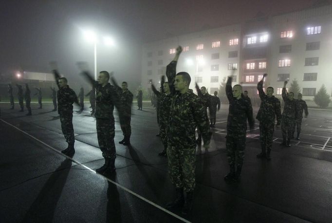 Recruits perform morning exercise at an infantry unit camp based in Kiev October 15, 2012. REUTERS/Gleb Garanich (UKRAINE - Tags: MILITARY) Published: Říj. 15, 2012, 12:38 odp.