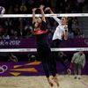 Česká volejbalistka Markéta Sluková se marně snaží o blok Američanky Kerri Walsh Jenningsové na OH 2012 v Londýně.