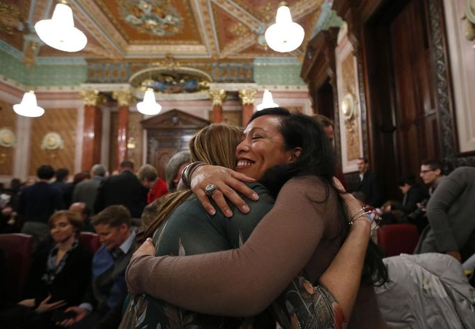 Mercedes Santos (R) hugs her partner Theresa Volpe as they celebrate a vote by the Senate Executive committee hearing on same-sex marriages at the Illinois State Legislature in Springfield, Illinois, January 3, 2013. The Committee voted 8-5 to send the bill to a full vote in the Senate. Picture taken January 3, 2013. REUTERS/Jim Young (UNITED STATES - Tags: SOCIETY) Published: Bře. 25, 2013, 6:06 odp.