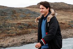 Z miláčka Kanady je "pan Přetvářka". Trudeau voliče zklamal, hrozí mu politický konec