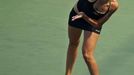 Česká tenistka Nicole Vaidišova servíruje proti Flavii Pennettaové ve třetím kole US Open.