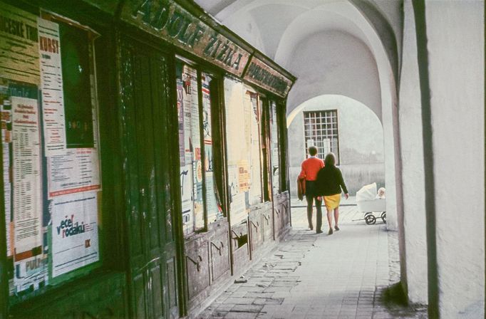 Podloubí České ulice, ústící do Hroznové. Na místě zamřížovaného okénka a prázdného prostoru za ním byste dnes našli restauraci U Tří sedláků.