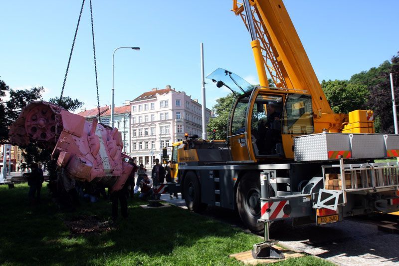Růžový tank opět musel zmizet