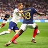 Harry Kane a Dayot Upamecano ve čtvrtfinále MS 2022 Anglie - Francie