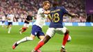 Harry Kane a Dayot Upamecano ve čtvrtfinále MS 2022 Anglie - Francie