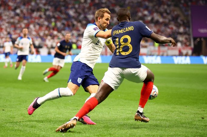 Harry Kane a Dayot Upamecano ve čtvrtfinále MS 2022 Anglie - Francie