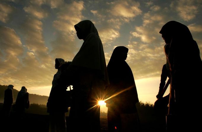 Před skončením ramadánu se proto večer na střechách domů srocují lidé s očima upřenýma na tmavou oblohu. "Stačí, aby byl nový srpek měsíce spatřen na jediném místě v zemi, a celý národ propukne v jásot. Je to božský, těžko popsatelný pocit," řekl Bangladéšan Kazí Árif.