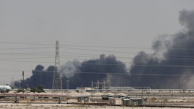 Požár ropných zařízení Saudi Aramco.