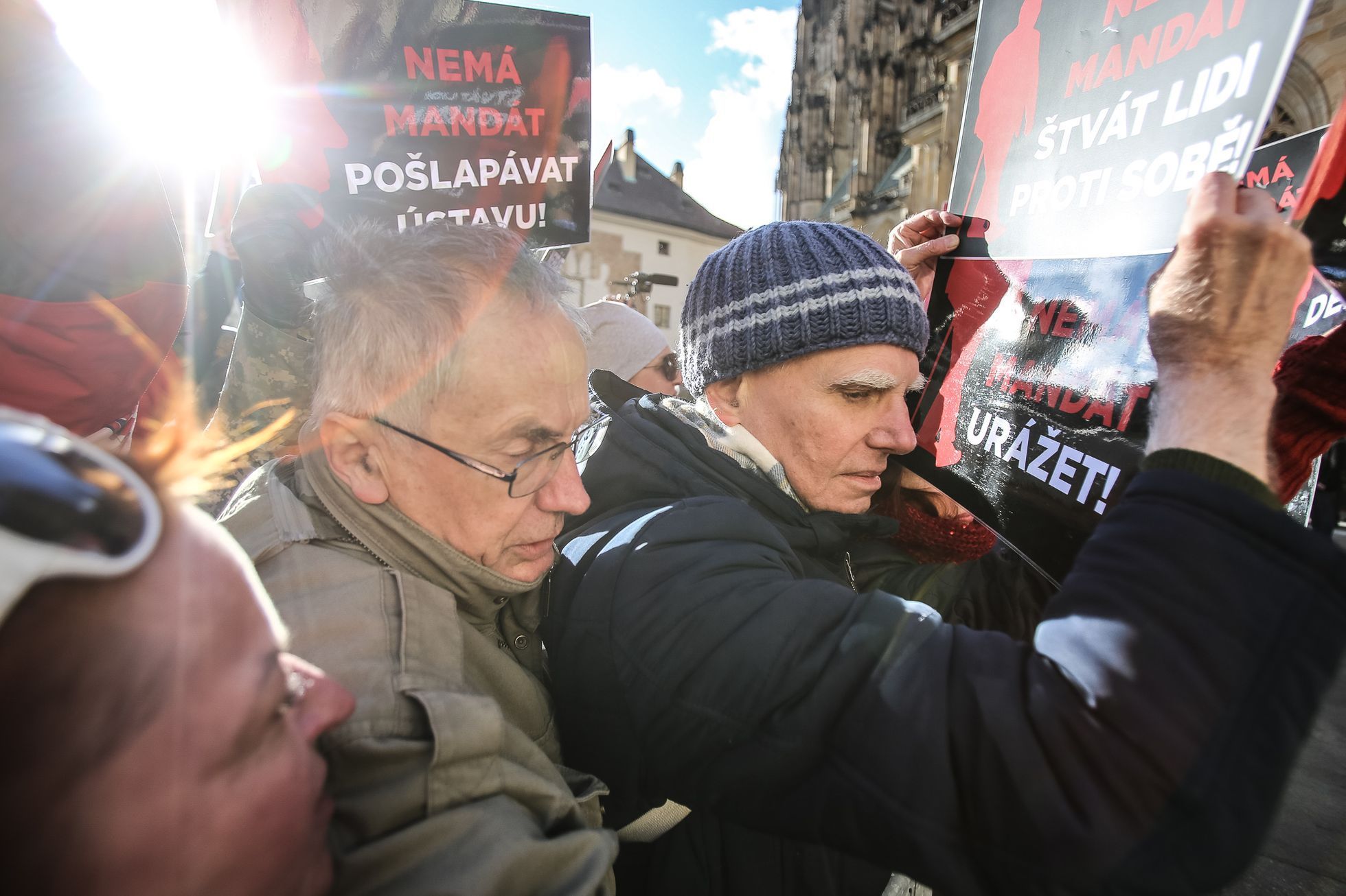 Inaugurace prezidenta Miloše Zemana - dění před Hradem, protesty i oslavy