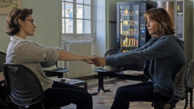 Géraldine Pailhasová jako Pascale a Sophie Marceauová coby Emmanuèle ve filmu Tout s’est bien passé.