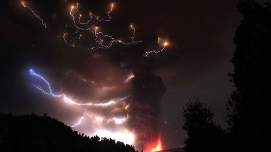 Chilská sopka Puyehue chrlí i nadále kamení a popel