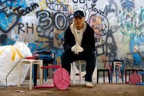 Jihokorejský umělec vytváří stoličky z použitých roušek. Zrecykluje jich tak tisíce