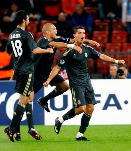 Real Madrid slaví gól do sítě Curychu.