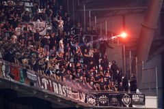 Pokus o vraždu. Fanoušek fotbalistů Marseille čelí obvinění za útok světlicí