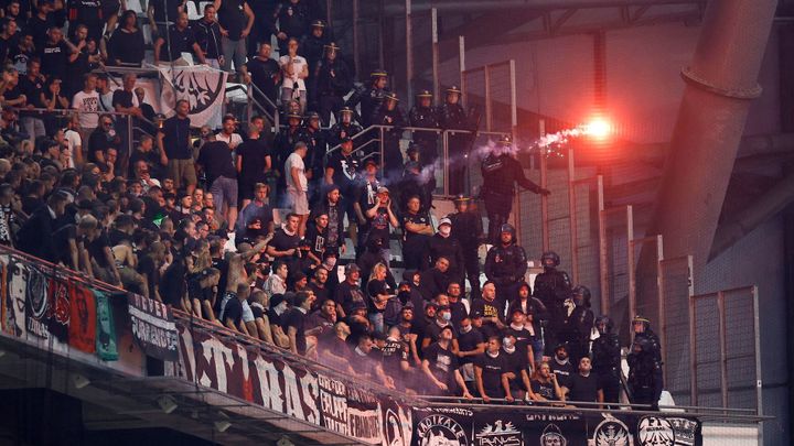 Byl to výjimečný stav. Fanoušci Marseille a Frankfurtu po sobě stříleli světlicemi; Zdroj foto: Reuters