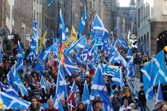 V Edinburghu demonstrovaly desetitisíce lidí za nezávislost Skotska