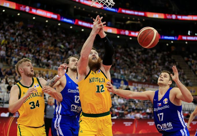 Aron Baynes, Ondřej Balvín, Jock Landale a Jaromír Bohačík ve čtvrtfinále MS Česko  - Austrálie na MS 2019