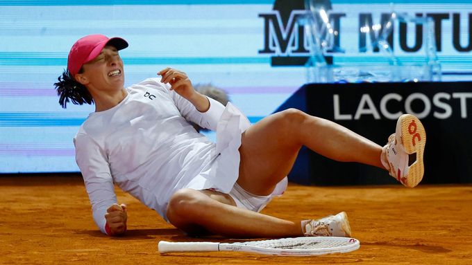 Iga Šwiateková po vítězství ve finále turnaje v Madridu.