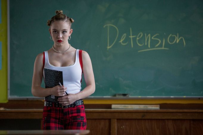 Na snímku z Everything Sucks je Sydney Sweeney jako Emaline.