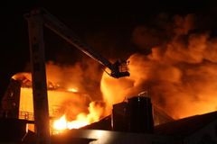 V bytovce v Mostě hořelo, hasiči evakuovali 5 lidí