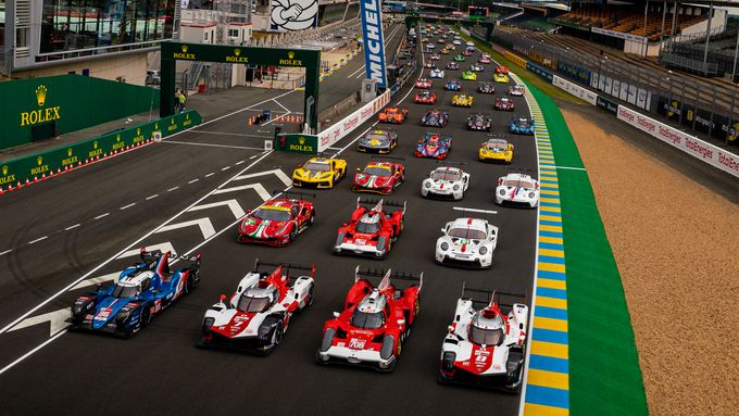 Účastníci čtyřiadvacetihodinovky v Le Mans.
