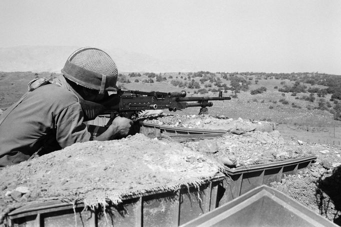 Izraelský voják na pozici 16. října 1973 na Golanských výšinách poblíž syrské fronty během arabsko-izraelské války v říjnu roku 1973.