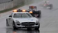 Nejprve se odjela tři kola, poté byl závod na dlouho znovu přerušen. Pokračovalo se až za několik desítek minut, přitom safety car opustil trať až po 17. kole.