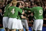 Fotbalisté Irska se radují z gólu Kevina Doyla (třetí zprava) v kvalifikační utkání proti Slovensku.