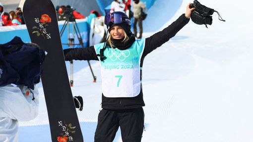 Anna Gasserová se raduje ze zlaté medaile v Big Airu na Olympijských hrách v Pekingu