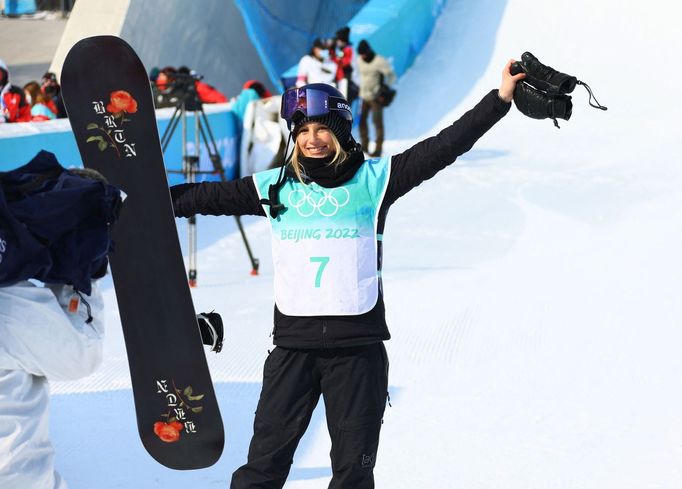 Anna Gasserová se raduje ze zlaté medaile v Big Airu na Olympijských hrách v Pekingu