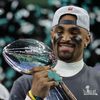 Super Bowl LIX  2025, Philadelphia - Kansas City: Jalen Hurts s Lombardiho trofejí