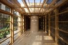 ATELIÉR NAD ŘEKOU. Hravá stavba od studia, které vede proslulý architekt Martin Rajniš. Ateliér nad řekou se nachází v obci Kamenný Újezdec nad řekou Sázavou. Jde o prosklenou dřevostavbu, otevřenou do okolí. V zimě nebo na noc kromě skla ateliér izolují pojízdné panely. Vložením širokého pylonu do interiéru vzniká magický prostor. Autor: studio e-MRAK, realizace: 2009
