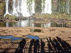Nejhorší sucho za dvacet let však udělalo své. Turisté si prohlížejí to, co ještě zbylo z mohutných vodopádů Iguazú.