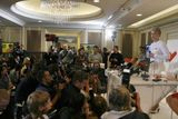 "Pevně věřím, že za pár týdnů vás pozvu na tiskovou konferenci vlády," řekla novinářům v Kyjevě Tymošenková.