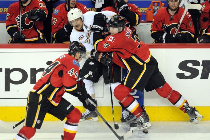 Ladislav Šmíd, který zastavuje Teemu Selänneho, přispěl ke kanonádě Flames jedním gólem.