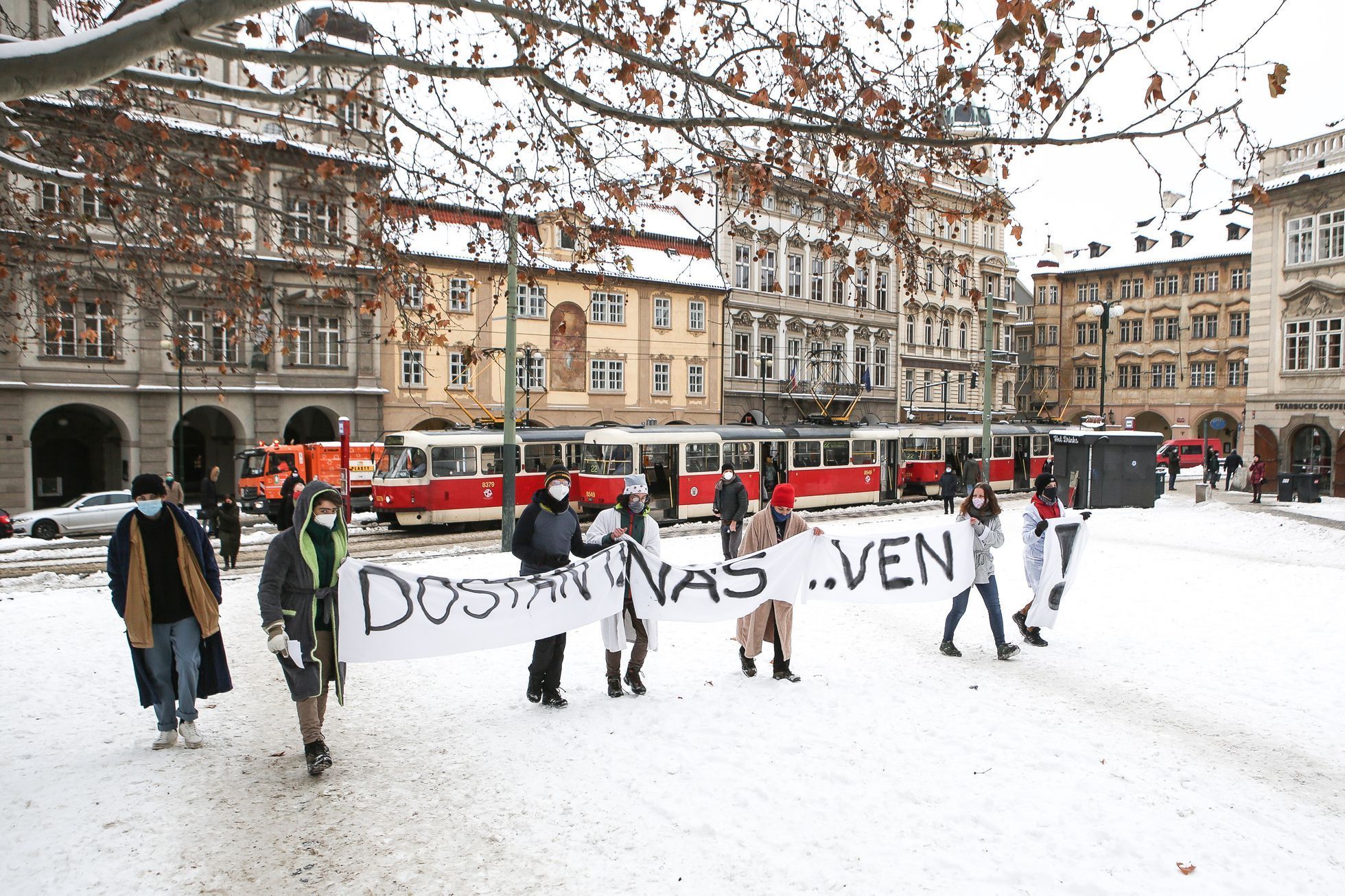 Protest studentů v županech za návrat do škol a podporu petice Nesmíme obětovat děti, 11. únor 2021