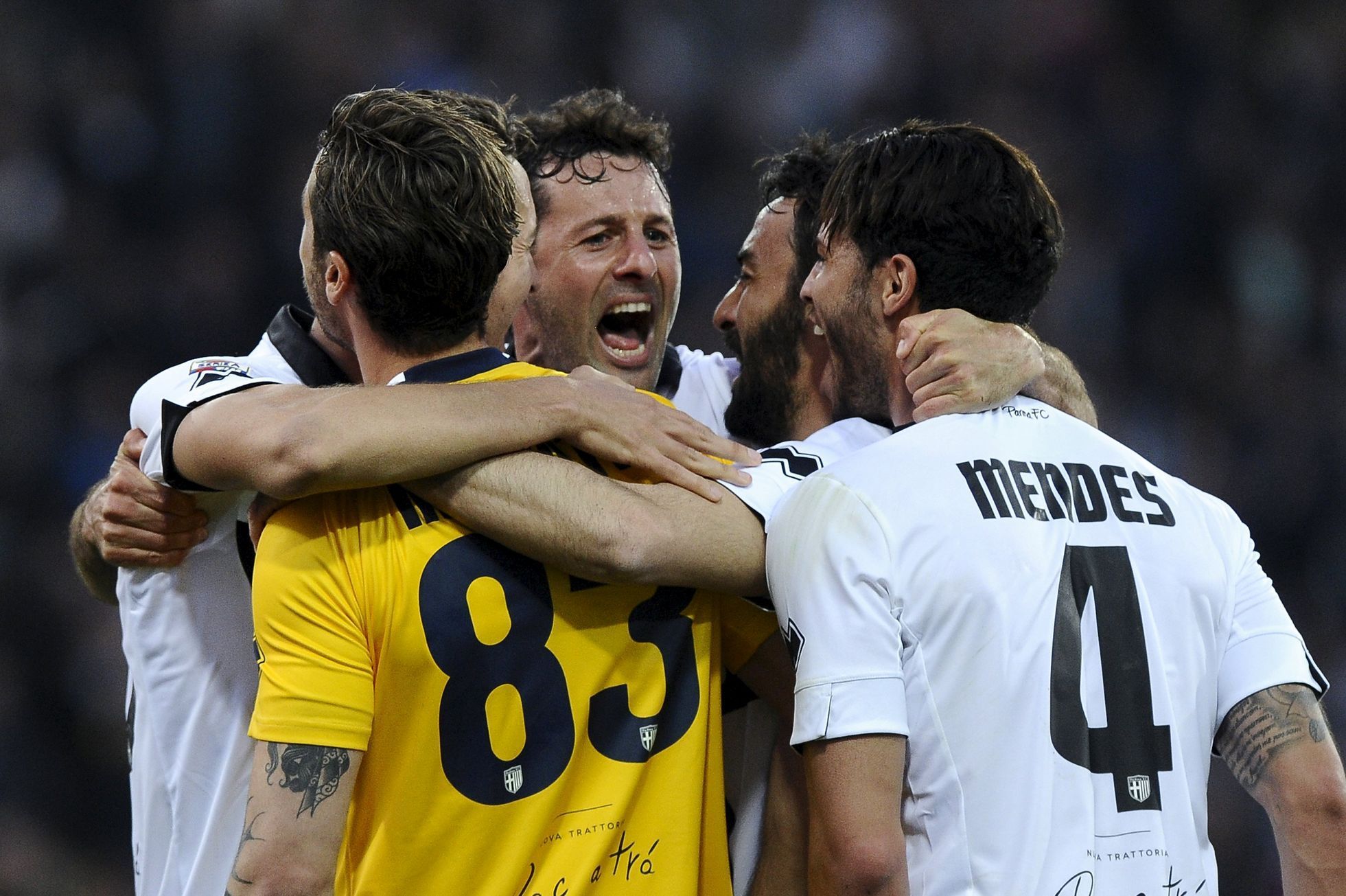 Hráči Parmy slaví vítězství nad Juventusem