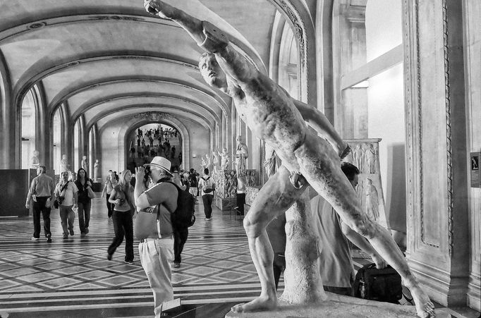 Louvre a turisté