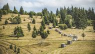 Abyste se přenesli do jiného světa, je nutné zdolat zhruba tisícovku kilometrů. Rumunské pohoří Maramureš váš vůz prověří opravdu důkladně, v našem případě to byly terénní modely od stuttgartské automobilky.