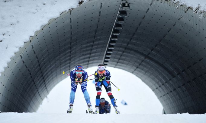 SP v běhu na lyžích NMnM (2020), stíhačka žen: Kateřina Razýmová (vpravo).