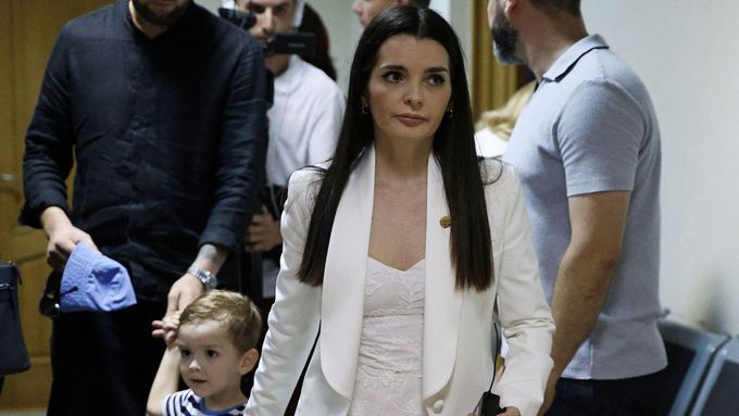 Jevgenija Guculová se synem u soudu.