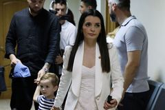 Má fotku s Putinem, teď je ve vězení. Moldavsko se před volbami brání ruskému vlivu