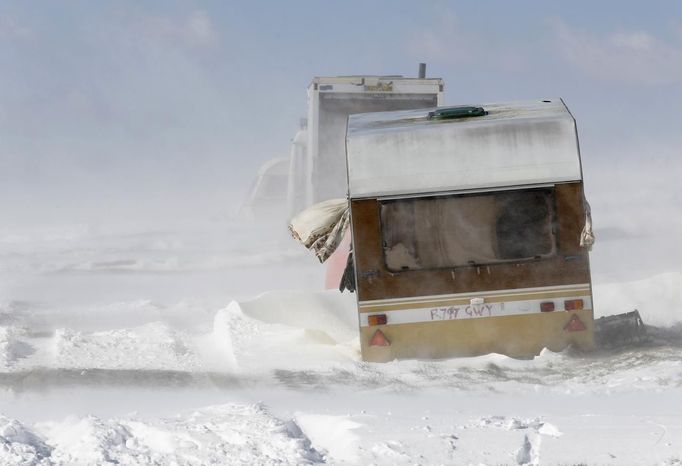 An abandoned caravan is buffeted by winds and drifting snow on the South Downs near Brighton in southern England March 12, 2013. Drivers were left stranded on Tuesday following a second day of heavy snowfall in southern England. REUTERS/Luke MacGregor (BRITAIN - Tags: ENVIRONMENT SOCIETY) Published: Bře. 12, 2013, 5:01 odp.