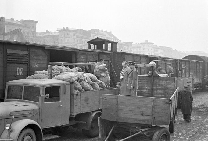 Archivní snímek z blokády západní části Berlína a následném vzniku „leteckého mostu“, která byl odstartován  24.6. 1948.