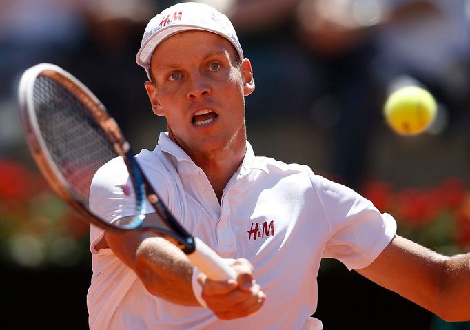 Tomáš Berdych při vítězném duelu s Djokovičem v Římě.