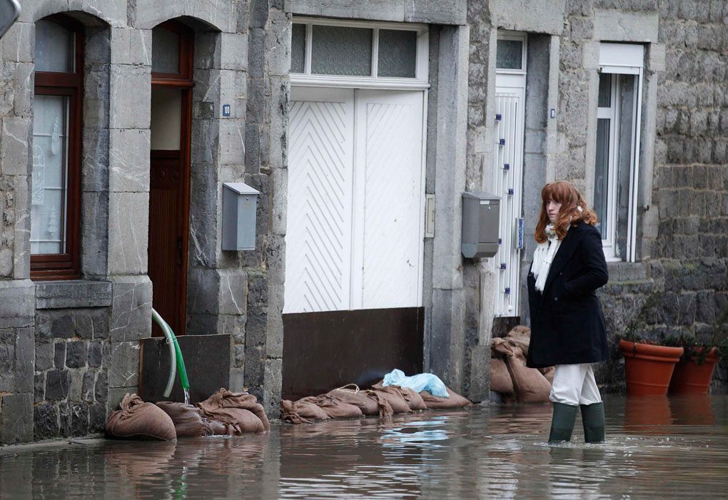 Kopa sněhu, pak obleva. Evropu sužují záplavy