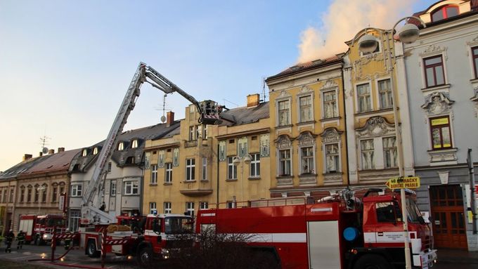 Škodu ve výši milionu korun způsobil požár na půdě třípatrového řadového domu v Táboře.