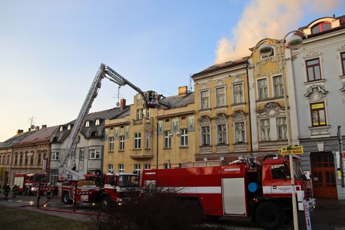 Škodu ve výši milionu korun způsobil požár na půdě třípatrového řadového domu v Táboře.