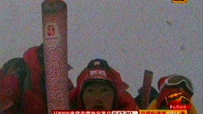 Olympijský oheň hořel na vrcholku Everestu